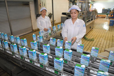 Vinamilk hiện có 11 nhà máy sản xuất sữa tại Việt Nam với dây chuyền sản xuất, hệ thống tiệt trùng hiện đại nhất Đông Nam Á.