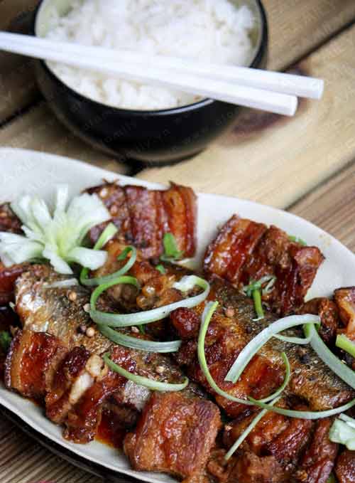 Món ăn: Cá nục kho riềng và trà xanh