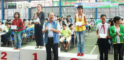 Trao 9 bộ huy chương cho các kỳ thủ xuất sắc