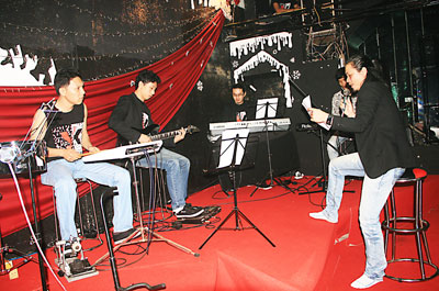 Người kết nối tình yêu âm nhạc