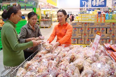 Thị trường mua sắm hàng Tết: Siêu thị nhộn nhịp