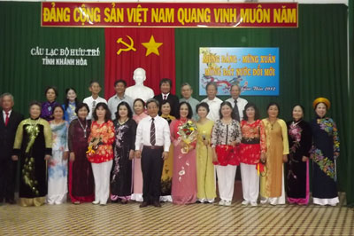  Đồng chí Lê Xuân Thân - Phó Chủ tịch UBND tỉnh chụp ảnh lưu niệm cùng với đội văn nghệ Câu lạc bộ Hưu trí tỉnh.