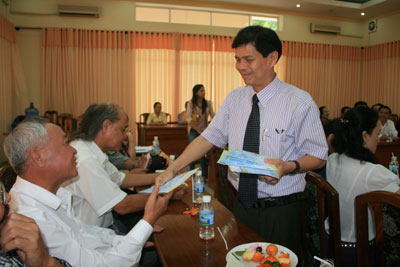 Đồng chí Nguyễn Tấn Tuân - Phó Bí thư Thường trực Tỉnh ủy, Trưởng đoàn Đại biểu Quốc hội tỉnh chúc Tết các văn nghệ sĩ.