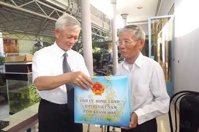 Đồng chí Nguyễn Chiến Thắng - Phó Bí thư Tỉnh ủy, Chủ tịch UBND tỉnh thăm và tặng quà Tết đại diện gia đình bà Nguyễn Thị Yến, bị nhiễm chất độc hóa học, bị địch bắt tù đày ở thị trấn Vạn Giã (huyện Vạn Ninh). 