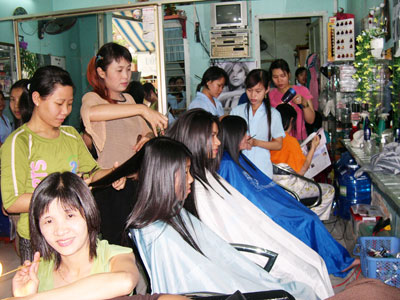 Những ngày gần Tết nhu cầu làm đẹp thường tăng đột biến, nhất là dịch vụ làm tóc.