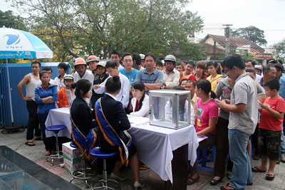 Rất đông khách hàng tham gia chương trình bán hàng 3 ngày vàng do Viễn thông Khánh Hòa triển khai.