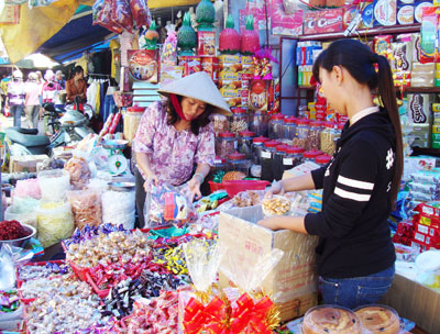 Hàng Tết rục rịch tăng giá