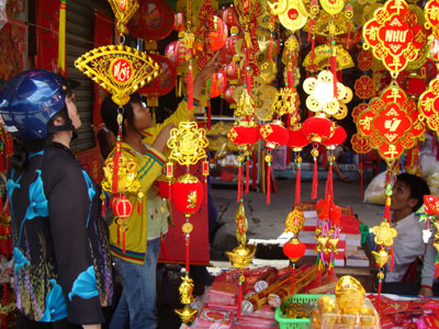 Thị trường hàng trang trí Tết khởi động chậm.