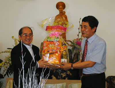 Thăm, tặng quà các gia đình lão thành cách mạng, các đơn vị và cơ sở tôn giáo