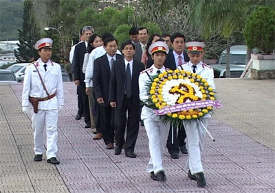 Đặt vòng hoa và dâng hương tại nghĩa trang liệt sĩ Hòn Dung