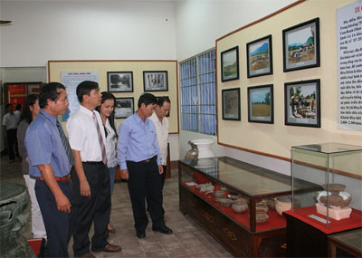 Mở cửa triển lãm 500 hiện vật cổ và 60 bức tranh dân gian Việt Nam