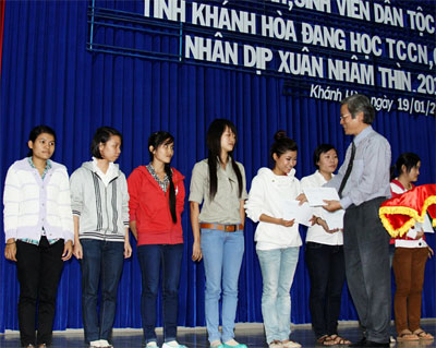 Gặp mặt 295 học sinh, sinh viên dân tộc thiểu số nhân dịp năm mới