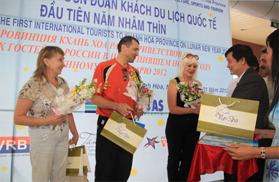 Đón đoàn khách quốc tế đầu tiên trong năm Nhâm Thìn 2012