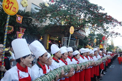 Nha Trang: Bánh tét kỷ lục dài 37m