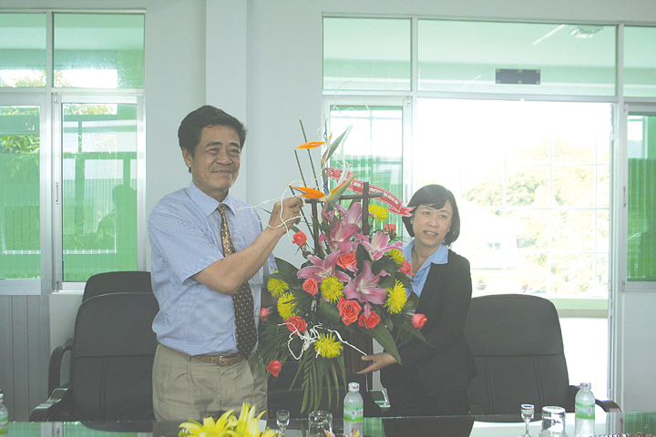 Đồng chí Lê Thanh Quang - Ủy viên Trung ương Đảng, Bí thư Tỉnh ủy, Chủ tịch HĐND tỉnh tặng hoa, chúc Tết cho cán bộ Công ty Cổ phần Đường Ninh Hòa.