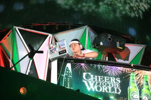 DJ đang là nghề “hot” với giới trẻ. Trong ảnh: Màn trình diễn của DJ Thức tại nhạc hội chào đón năm mới 2012 ở Nha Trang.