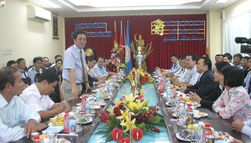 Ông Lê Thanh Quang - Ủy viên Trung ương Đảng, Bí thư Tỉnh ủy, Chủ tịch HĐND tỉnh chúc Tết  Công ty Yến sào Khánh Hòa.