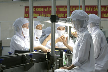 Sau những ngày nghỉ Tết, Công nhân Công ty Yến sào Khánh Hòa lại hăng hái bắt tay vào làm việc.