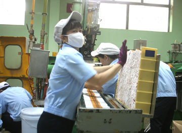 Công nhân Nhà máy Thuốc lá Khánh Hòa quyết tâm sản xuất kinh doanh thắng lợi trong năm 2012.