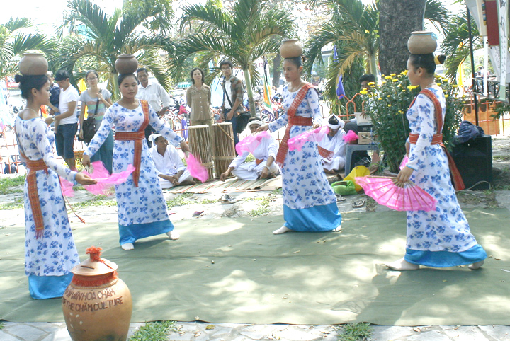 45 ngàn lượt du khách đến Tháp Bà