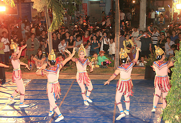 Tiết mục múa Chăm “Huyền thoại mẹ Xứ sở” được các nghệ sĩ Nhà hát Nghệ thuật truyền thống biểu diễn ở đường phố.