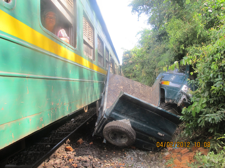 Tàu hỏa đâm ô tô, 1 người chết
