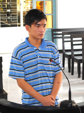 Đến chơi nhà người thân, “tiện thể” cạy cốp xe trộm tiền