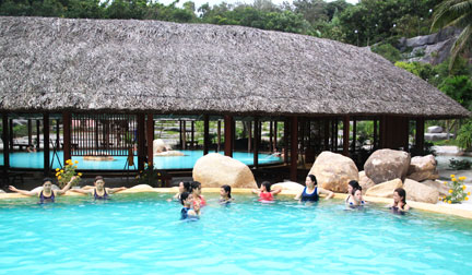 Hồ bơi tại I-resort Nha Trang được thiết kế khá đẹp mắt. 