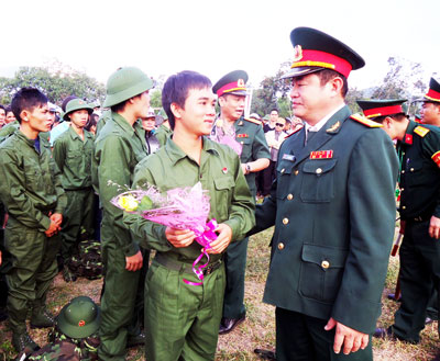 Đại tá Lê Văn Bình - Chỉ huy trưởng Bộ Chỉ huy Quân sự tỉnh động viên các tân binh trước giờ lên đường nhập ngũ.