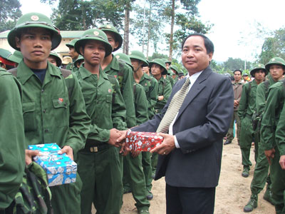 Lãnh đạo huyện Khánh Vĩnh trao quà cho các tân binh trước giờ lên đường.