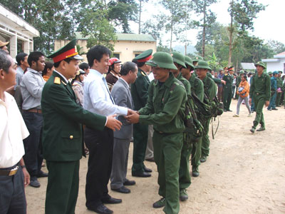 Các thanh niên ưu tú của huyện Khánh Vĩnh hăng hái lên đường nhập ngũ. 