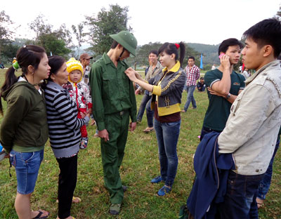 Tân binh Phạm Đình Phú lưu luyến phút chia tay người thân, bạn bè. 