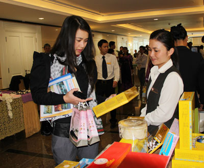  Các doanh nghiệp Khánh Hòa giới thiệu sản phẩm tại lễ ký kết hợp tác du lịch Khánh Hòa - Lâm Đồng.