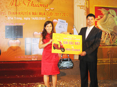 Ông Trần Văn Cẩn - Giám đốc công ty TNHH Âu Lạc Thịnh trao giải Đặc biệt của chương trình cho khách hàng trúng thưởng