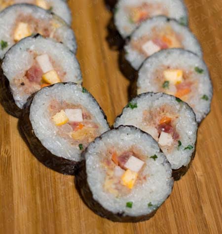 Món ăn: Bữa trưa đủ chất với xôi cuộn rong biển