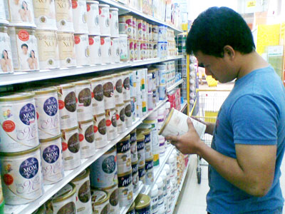 Giá sữa tăng cao gây lo lắng và bức xúc cho người tiêu dùng.