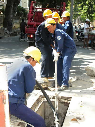 Nhân viên Viễn thông Khánh Hòa thi công cáp ngầm làm gọn mạng lưới, đảm bảo mỹ quan đô thị.