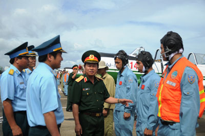 Thượng tướng Đỗ Bá Tỵ động viên cán bộ, học viên Trung đoàn bay 920 (Trường Sĩ quan Không quân).
