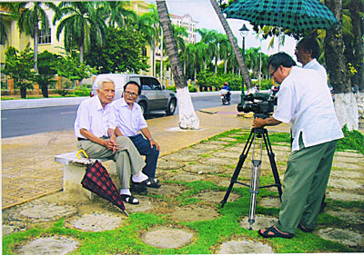 Đạo diễn Phạm Việt Tùng ghi hình bác sĩ Kiều Xuân Cư và nhà thơ Giang Nam nói về bác sĩ A.Yersin.