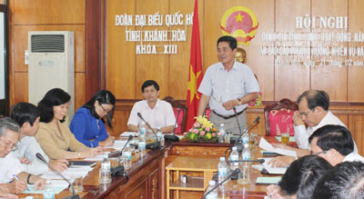 Đồng chí Lê Thanh Quang - Ủy viên Trung ương Đảng, Bí thư Tỉnh ủy, Chủ tịch HĐND tỉnh góp ý với Đoàn Đại biểu QH tỉnh.