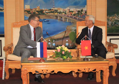 Đồng chí Nguyễn Chiến Thắng - Phó Bí thư Tỉnh ủy, Chủ tịch UBND tỉnh tiếp ngài Andrey G.Kovtun - Đại sứ Liên bang Nga tại Việt Nam.