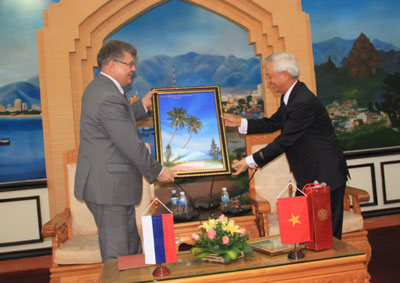 Đồng chí Nguyễn Chiến Thắng - Phó Bí thư Tỉnh ủy, Chủ tịch UBND tỉnh tặng quà Đại sứ Liên bang Nga tại Việt Nam.