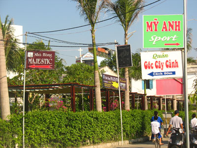 “Tổ hợp” nhà hàng, quán cà phê, bida, sân bóng đá… vừa được xây dựng trong vành đai sân bay Nha Trang.