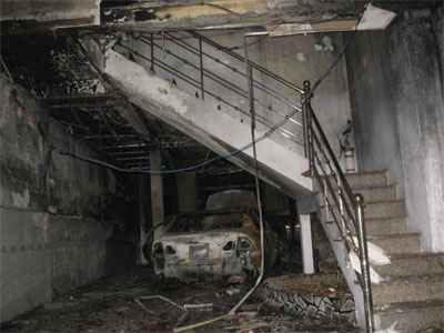 Ô tô Honda Civic đang đậu trong nhà bỗng nhiên bốc cháy