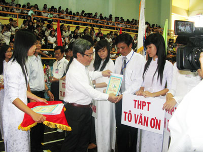 Đồng chí Lê Xuân Thân, Phó Chủ tịch UBND tỉnh tặng cờ lưu niệm cho các đơn vị tham gia Hội khỏe Phù Đổng.