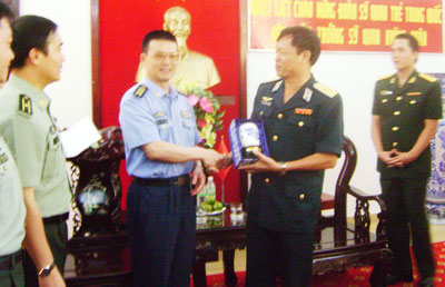Thiếu tướng Nguyễn Duy Cường, Hiệu trưởng Trường Sĩ quan Không quân (bìa phải) nhận quà lưu niệm của đoàn cán bộ, sĩ quan trẻ Trung Quốc.