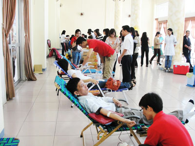 Hơn 400 cán bộ, nhân viên VietinBank tham gia hiến máu nhân đạo