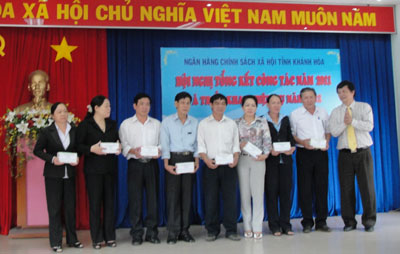  Đồng chí Trần Sơn Hải - Ủy viên Ban Thường vụ Tỉnh ủy, Phó Chủ tịch Thường trực UBND tỉnh trao bằng khen cho tập thể và cá nhân xuất sắc.   