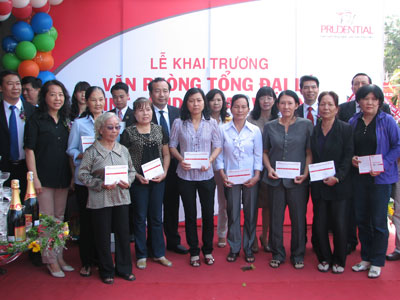 Tặng sổ tiết kiệm cho các cán bộ có hoàn cảnh khó khăn của Hội Liên hiệp Phụ nữ tỉnh.