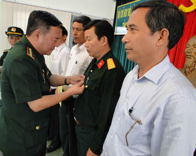 Đại tá Hồ Văn Truyền, Chỉ huy trưởng Bộ Chỉ huy Bộ đội Biên phòng tỉnh trao kỷ niệm chương cho các cá nhân có thành tích xuất sắc trong sự nghiệp bảo vệ chủ quyền biên giới biển, đảo.